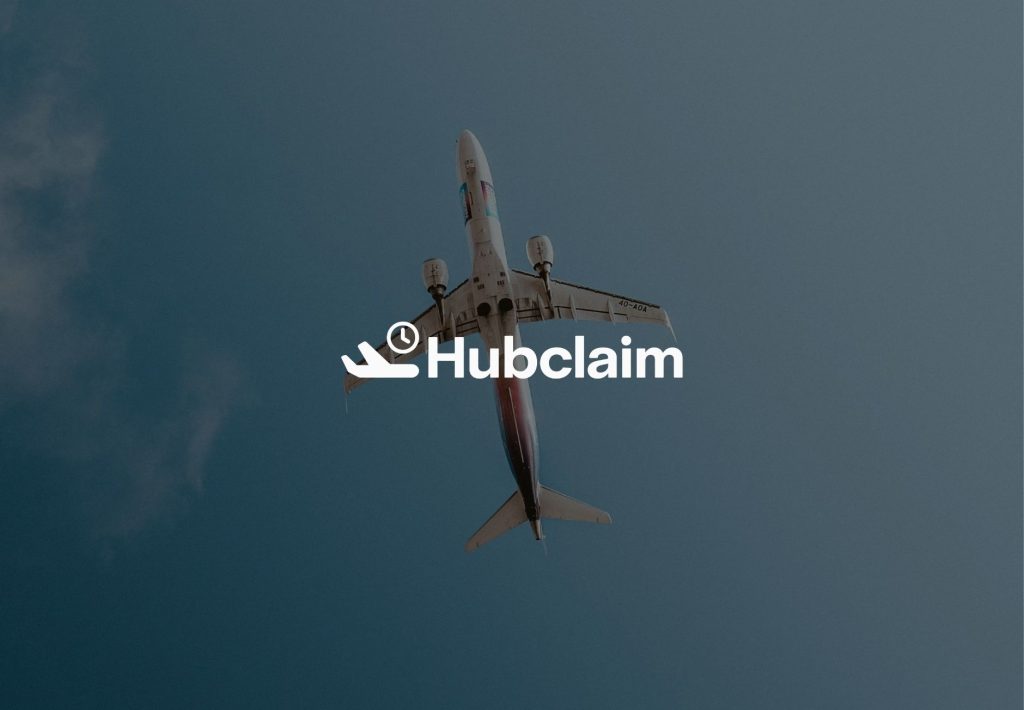 Logo de Hubclaim sobre fotografía de avión comercial visto desde abajo en vuelo contra cielo nublado