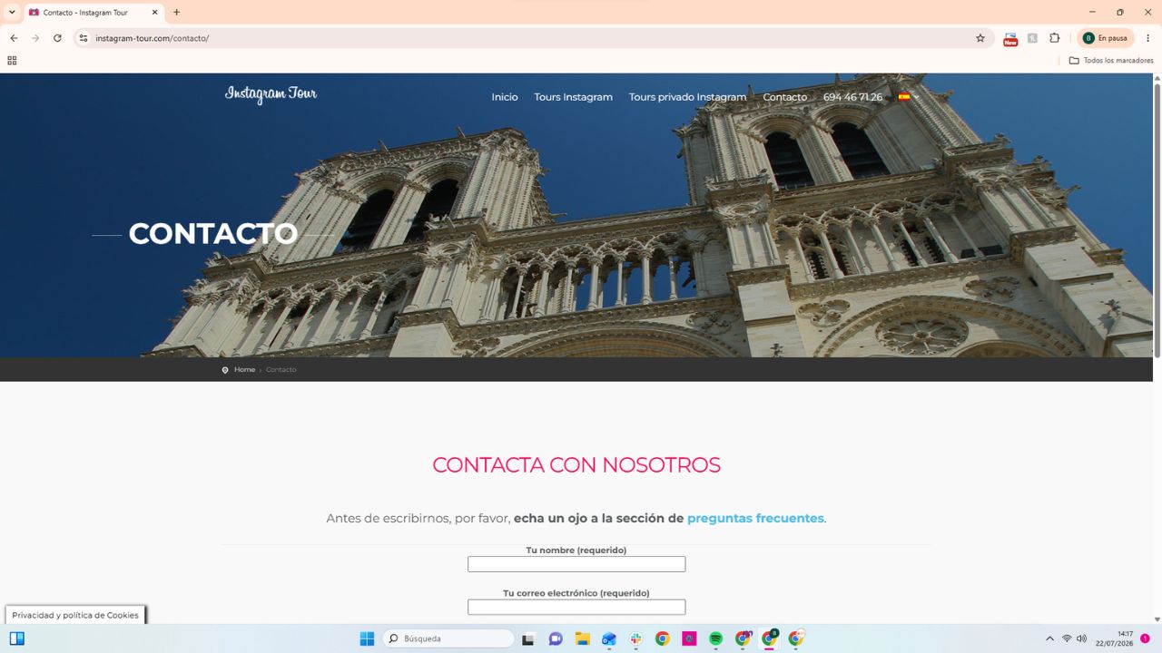 Página de contacto de Instagram Tour con fachada gótica de Notre Dame de París al fondo