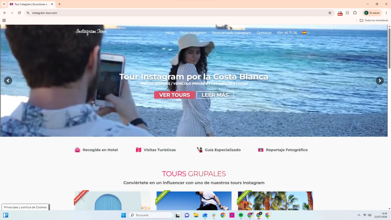 Tour Instagram en la Costa Blanca: guía fotografiando a turista en playa con sombrero