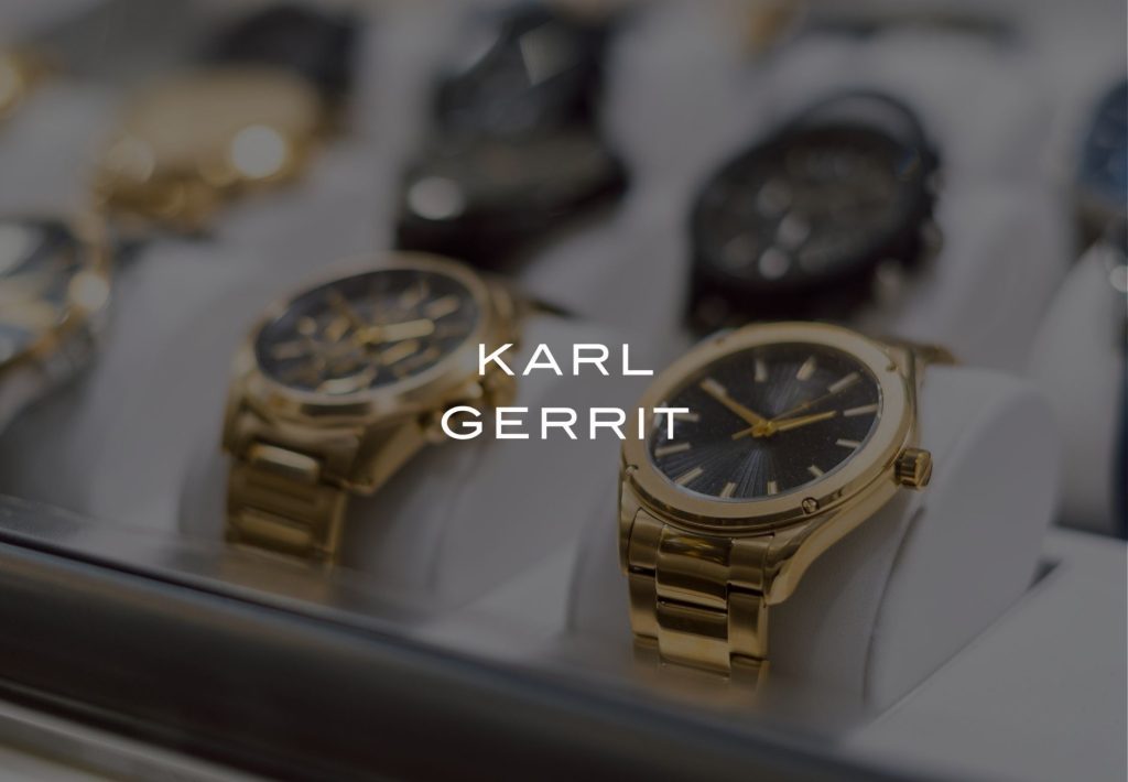 Colección de relojes de lujo Karl Gerrit con brazaletes dorados y esferas negras exhibidos en estuche elegante