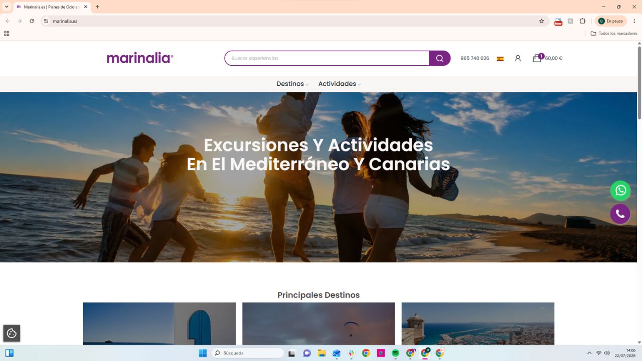 Excursiones y actividades en el Mediterráneo y Canarias con Marinalia, grupo de amigos en la playa al atardecer