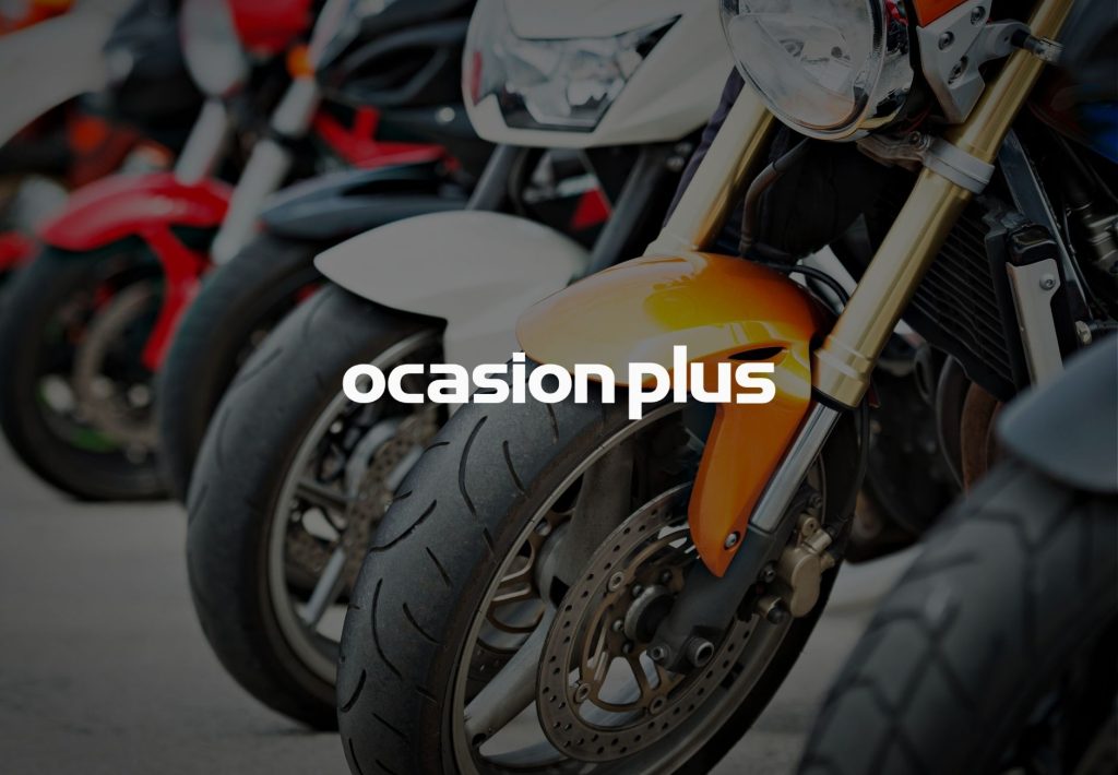 Motos de ocasión en exposición con logo Ocasion Plus, tienda de motocicletas de segunda mano