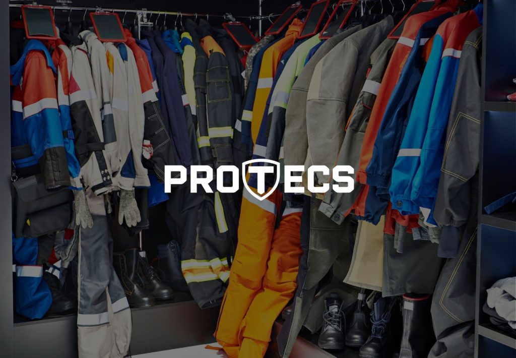 Colección de ropa de trabajo y equipos de protección individual PROTECS colgados en percheros industriales