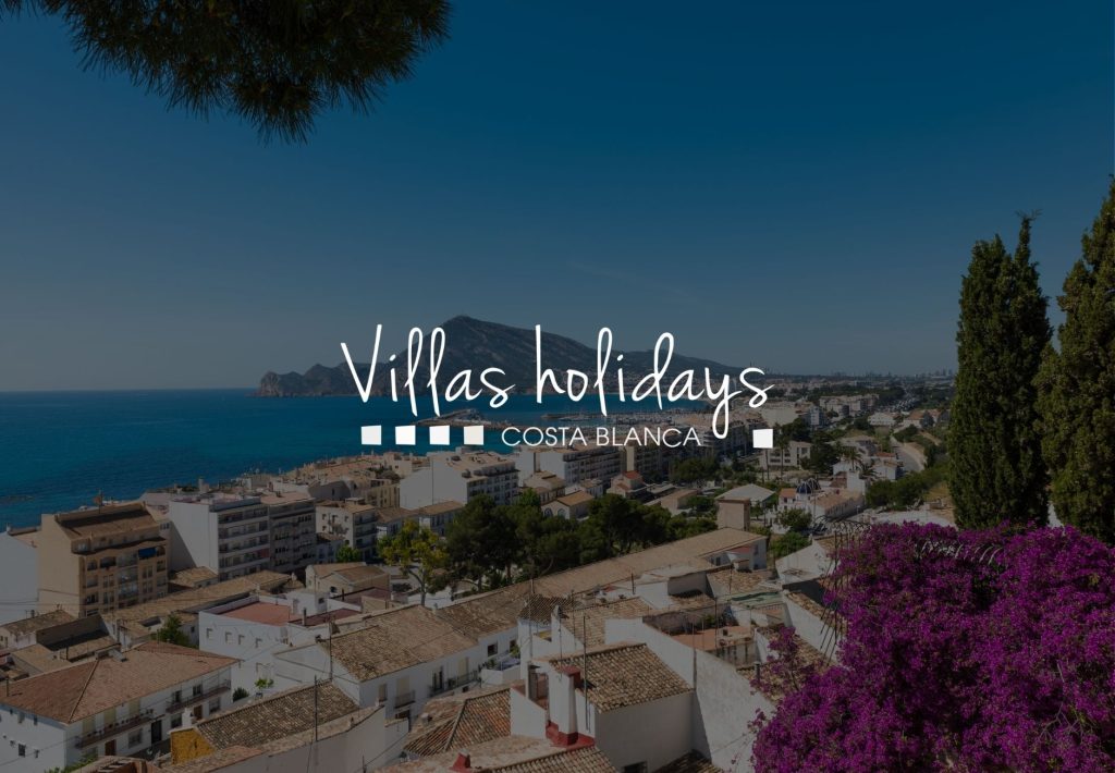 Villas de vacaciones en Costa Blanca con vistas al mar Mediterráneo y casas blancas típicas españolas
