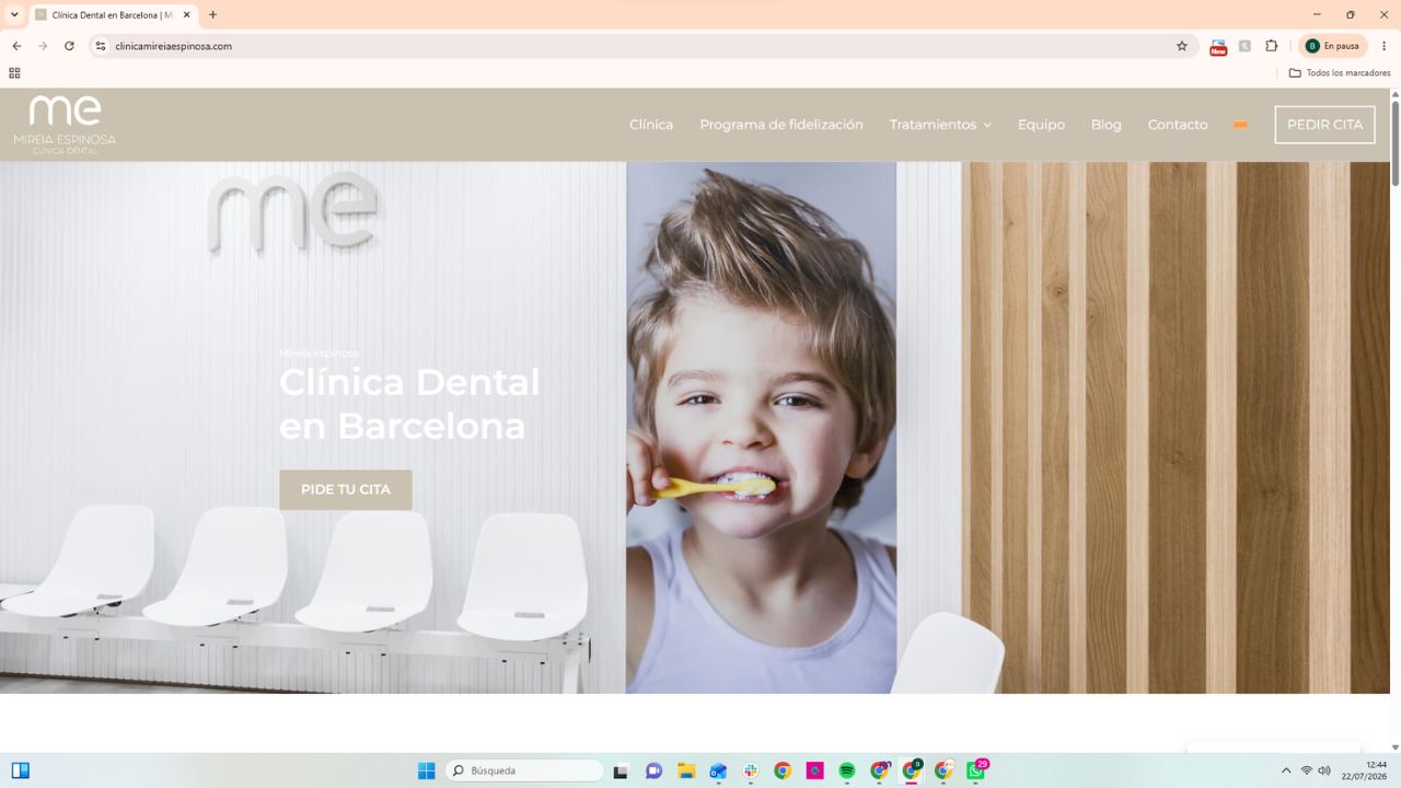 Niño pequeño cepillándose los dientes con cepillo amarillo, clínica dental Mireia Espinosa Barcelona