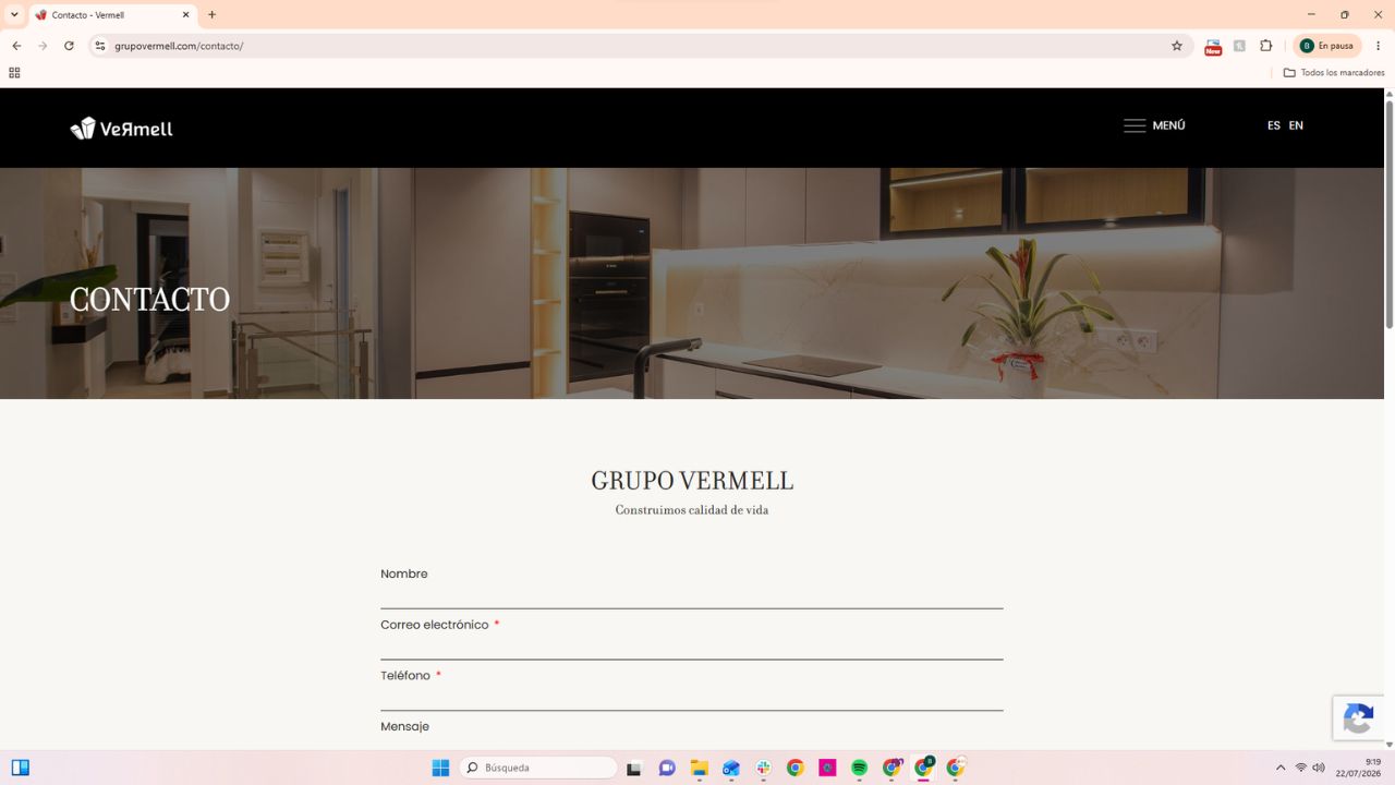 Página de contacto de Grupo Vermell con formulario y fondo de cocina moderna de alta calidad