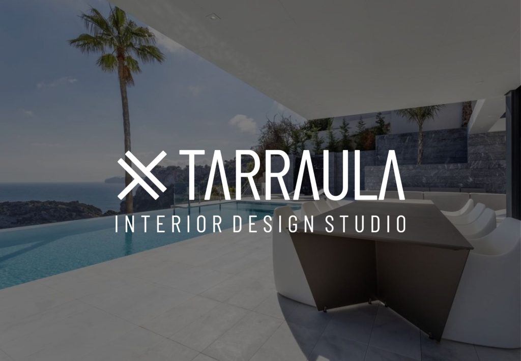 Logo de Tarraula Interior Design Studio sobre villa de lujo con piscina infinita y vistas al mar mediterráneo
