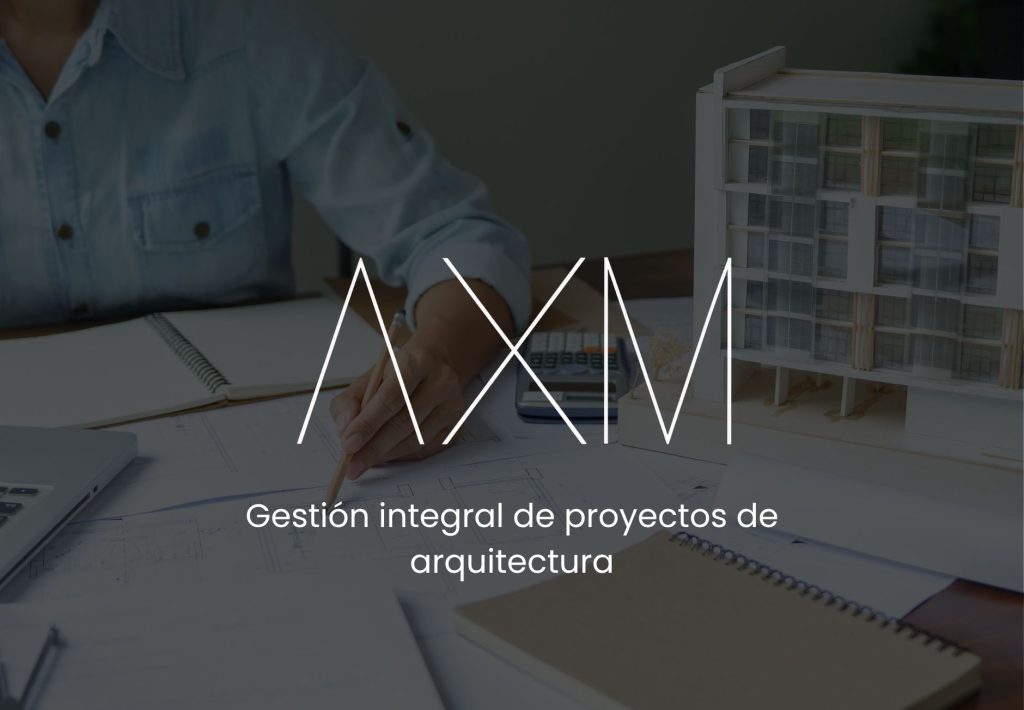 Logo AXM sobre arquitecto trabajando con planos y maqueta de edificio. Gestión integral de proyectos de arquitectura.