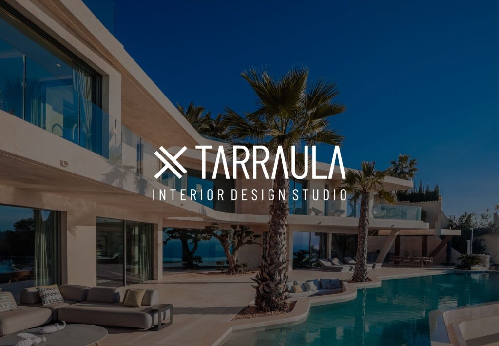 Logo de Tarraula Interior Design Studio sobre villa de lujo con piscina, palmeras y arquitectura moderna mediterránea