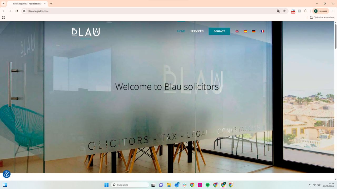 Oficina moderna de Blau Abogados, despacho de solicitors especializado en derecho inmobiliario, fiscal y conveyancing en Espa