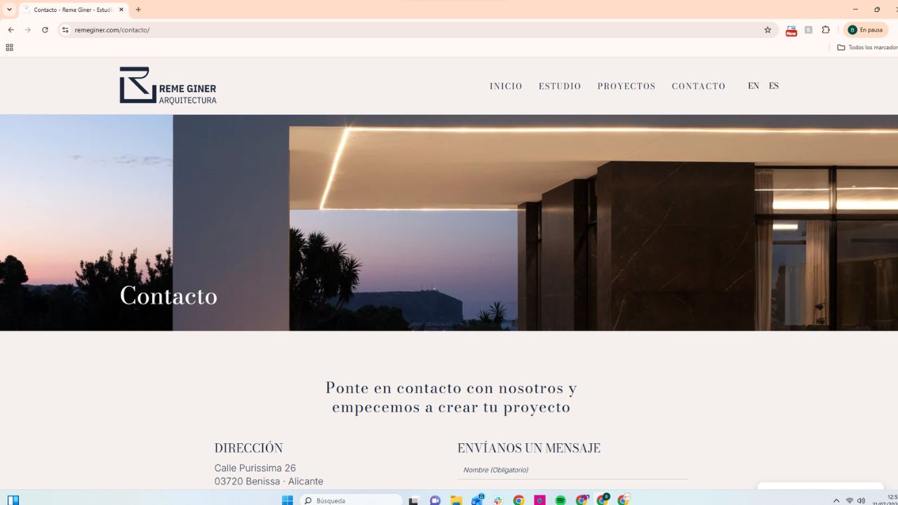 Página de contacto del estudio de arquitectura Reme Giner en Benissa, Alicante, con diseño minimalista