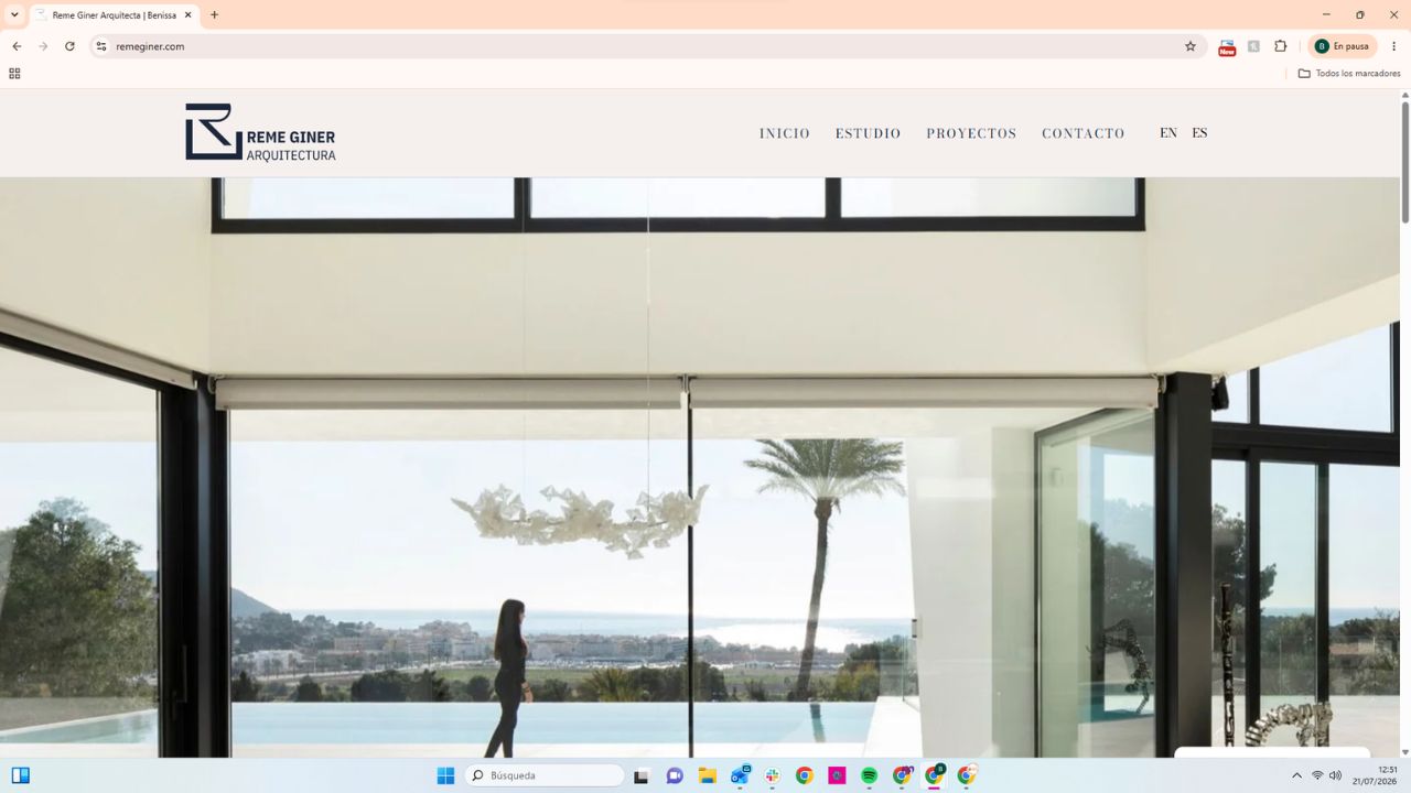 Estudio de arquitectura Reme Giner en Berissa, interior minimalista con grandes ventanales y vistas a palmeras y piscina