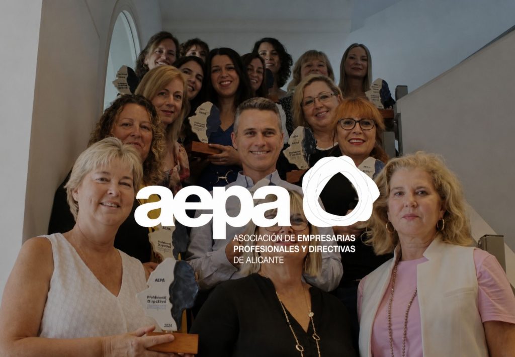 Ganadoras de los Premios AEPA 2024 posan en escalera con trofeos de Profesional Directiva en Alicante