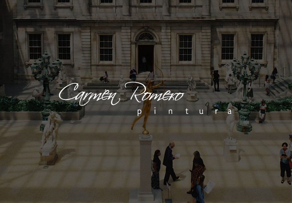 Logotipo de Carmen Romero Pintura sobre fondo de museo clásico con esculturas y visitantes