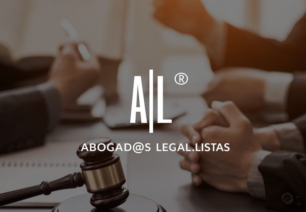 Logo AIL Abogad@s Legal.listas con mazo judicial y profesionales legales en reunión de consultoría