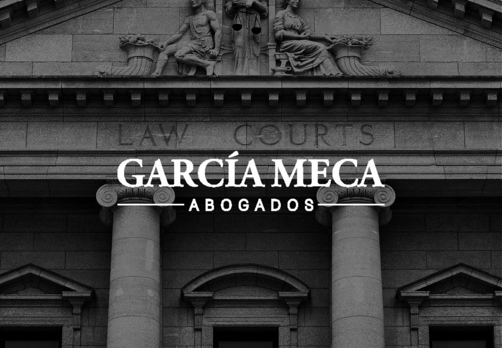 Logo de García Meca Abogados sobre fachada neoclásica de tribunal con columnas y esculturas en blanco y negro
