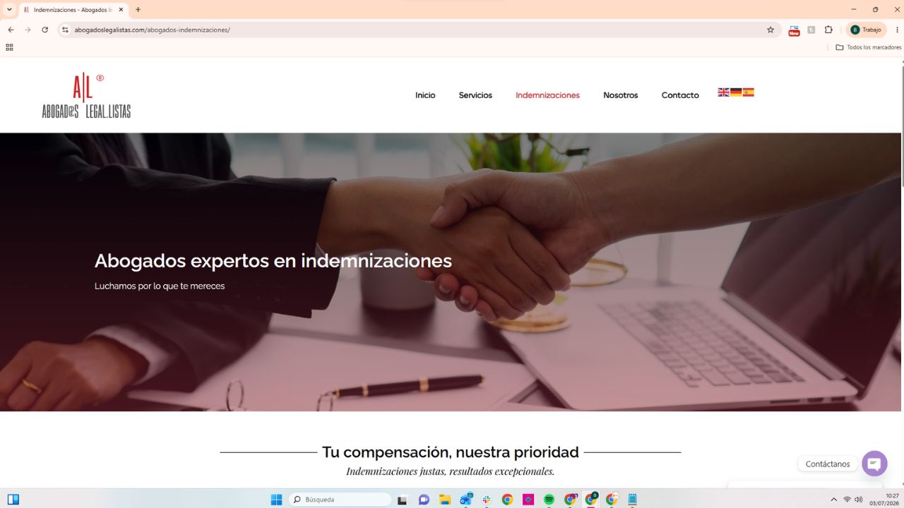 Abogados expertos en indemnizaciones estrechando manos en reunión profesional - Abogados Legalistas