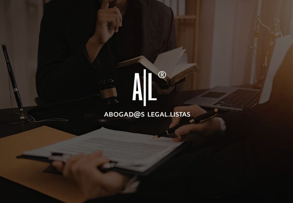 Logo de Abogados Legal.listas sobre fondo oscuro con abogados revisando documentos legales y mazo de juez