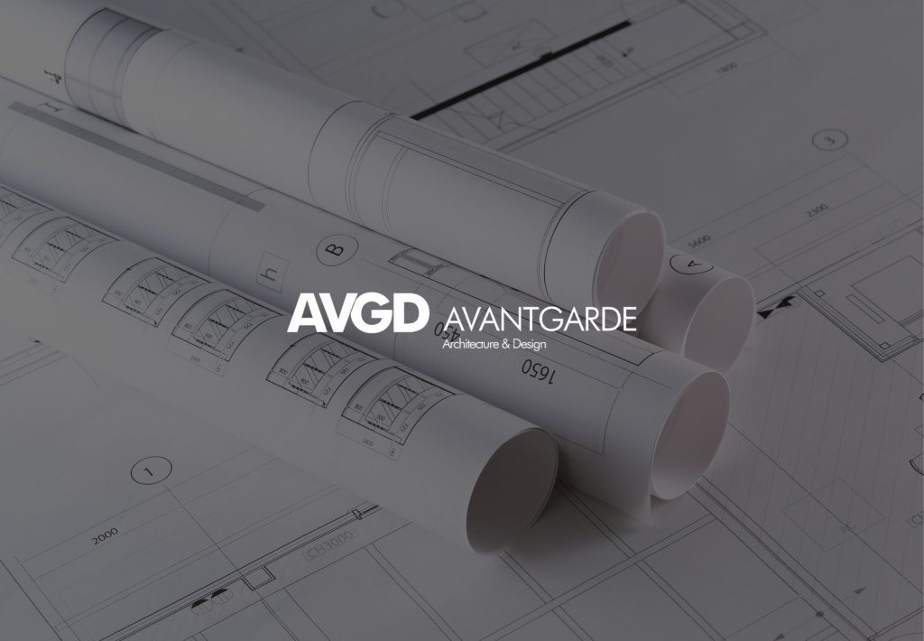 Logotipo de AVGD Avantgarde Architecture & Design sobre planos arquitectónicos enrollados en fondo gris oscuro