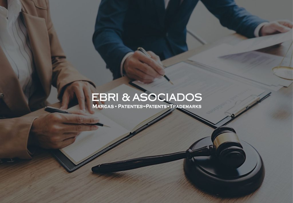 Abogados de Ebri & Asociados especializados en marcas, patentes y trademarks revisando documentos legales