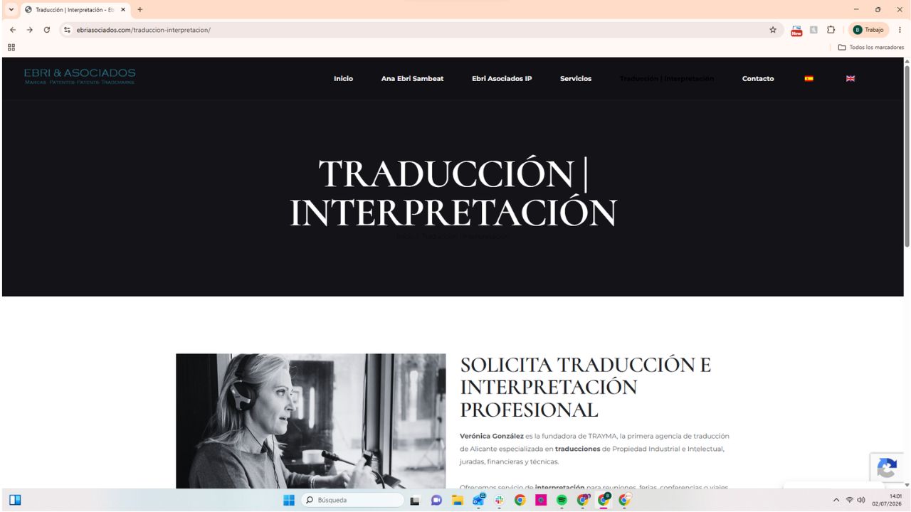 Página web de traducción e interpretación profesional de Ebri & Asociados con intérprete femenina al micrófono