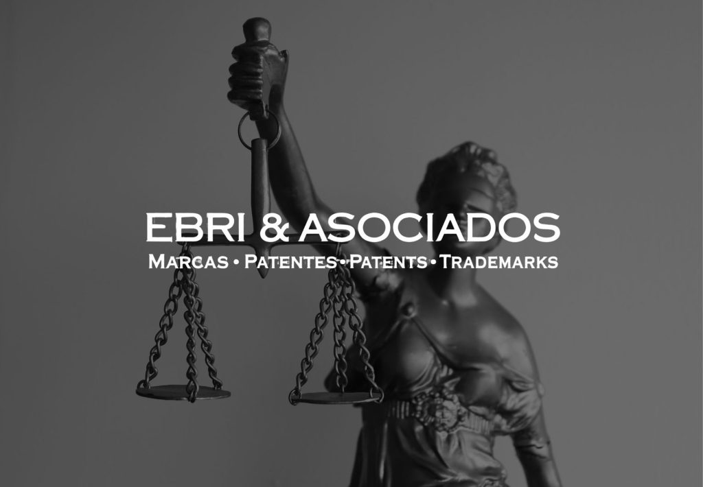 Estatua de la Justicia con balanza, logo de Ebri & Asociados, agencia de marcas y patentes