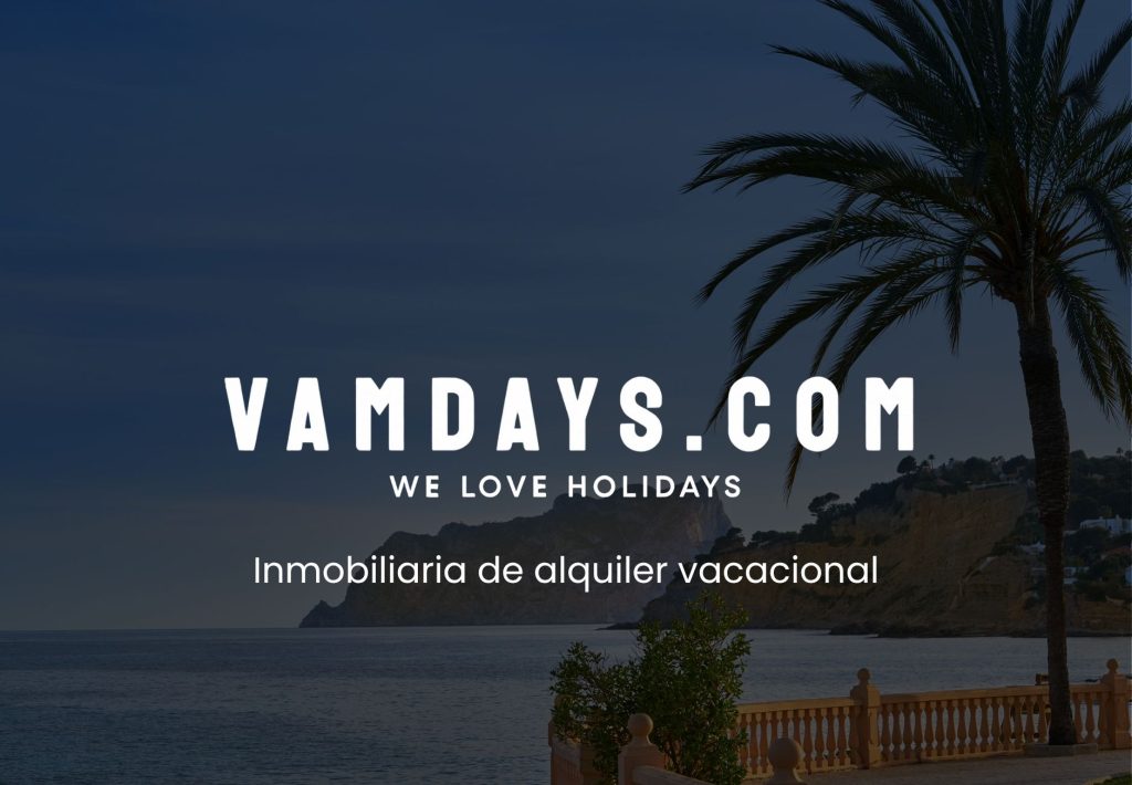 Logo de Vamdays.com, inmobiliaria de alquiler vacacional, con vista al mar y palmera al atardecer en la Costa Blanca