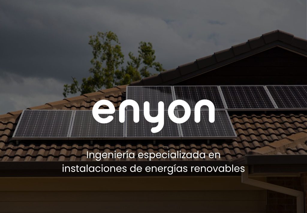 Paneles solares instalados en tejado residencial con logo Enyon, ingeniería especializada en energías renovables