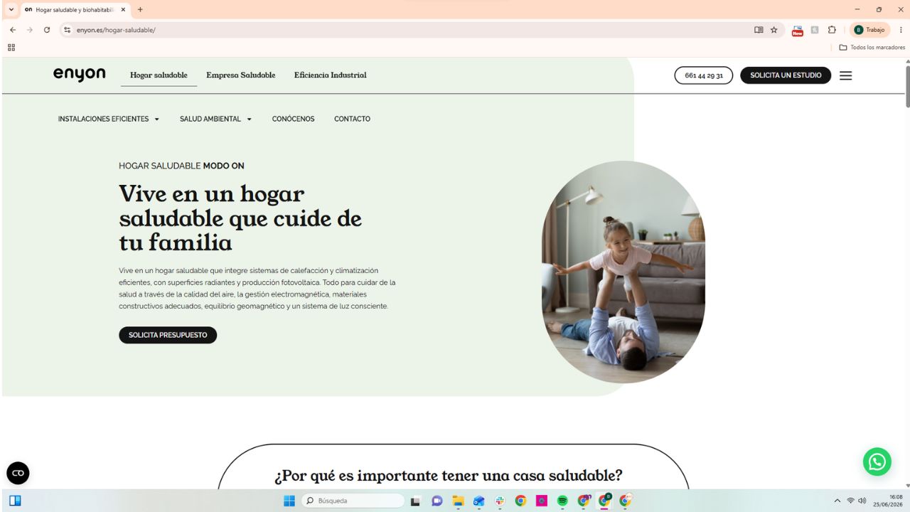 Padre tumbado en el suelo jugando con su hija en un hogar saludable y eficiente energéticamente
