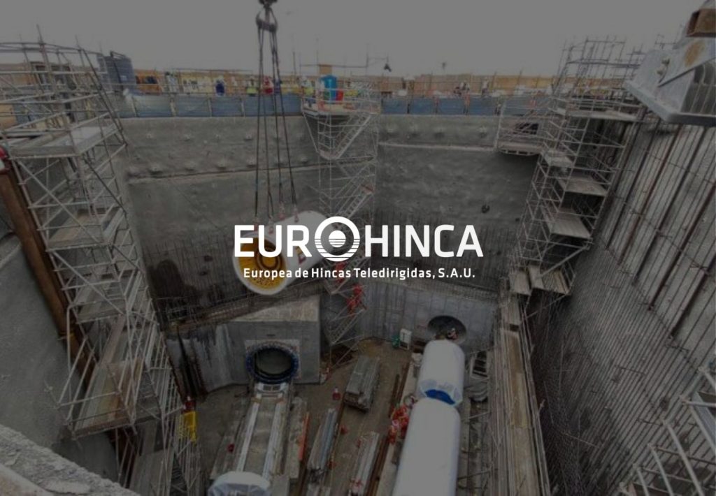 Eurohinca, empresa de hincas teledirigidas, trabajando en excavación profunda con maquinaria de tuneladora y andamios