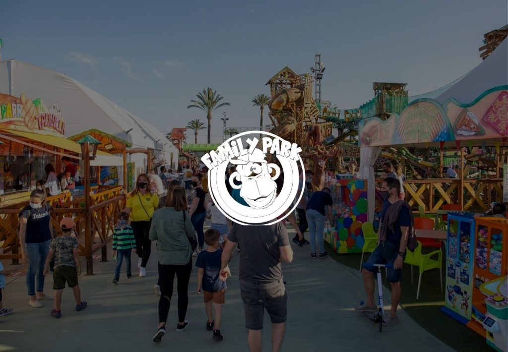 Family Park: familias disfrutando de atracciones y juegos en parque de ocio al aire libre con palmeras