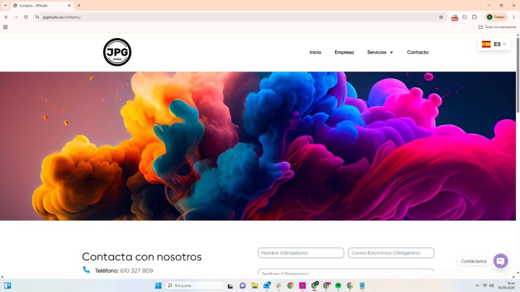 Página de contacto de JPG Studio con formulario y fondo artístico de humo colorido en azul, naranja y rosa
