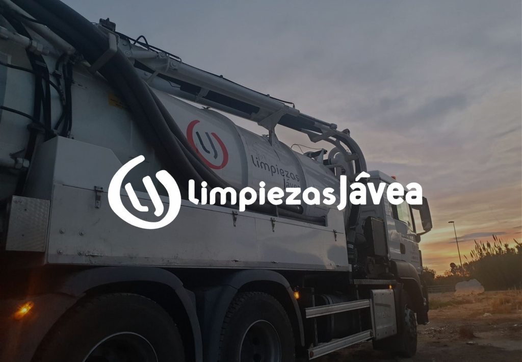 Camión cisterna de Limpiezas Jávea al atardecer con logo de la empresa de limpieza de fosas sépticas