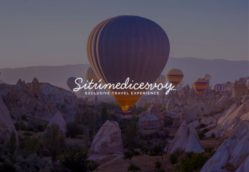 Globos aerostáticos sobrando Capadocia al amanecer con logo Sitúmedicesvoy Exclusive Travel Experience