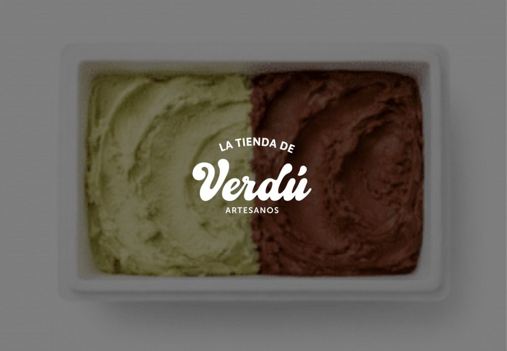 Tarrina artesanal de helado de pistacho y chocolate con logo La Tienda de Verdú Artesanos