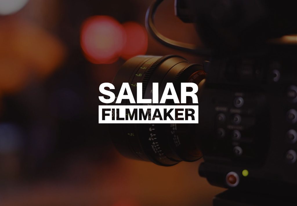 Logo de Saliar Filmmaker sobre fondo oscuro con cámara de cine profesional y luces bokeh rojas