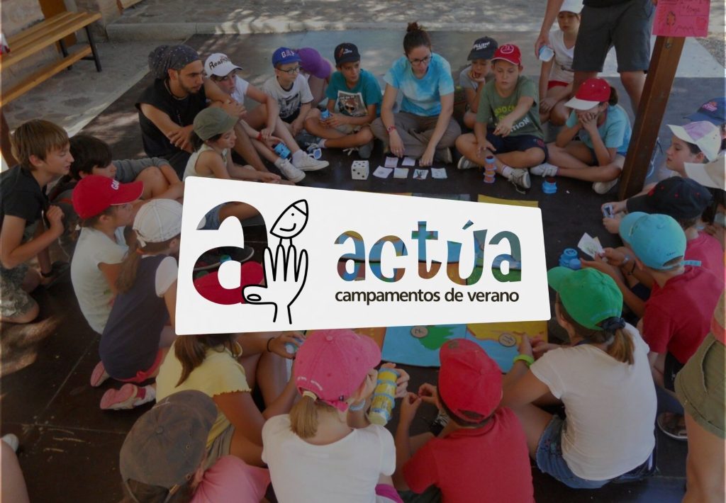 Niños en campamento de verano Actúa participando en actividades grupales al aire libre sentados en círculo