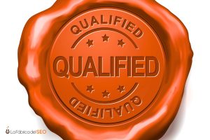 Sello de lacre naranja con la palabra QUALIFIED grabada, símbolo de certificación y calidad SEO