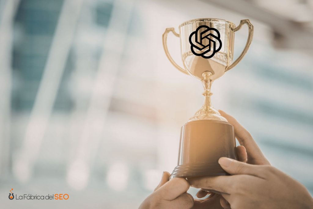 Manos sosteniendo trofeo dorado con logo de ChatGPT, simbolizando el éxito en SEO e inteligencia artificial