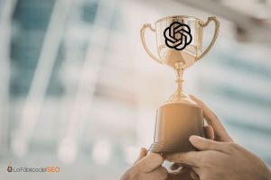 Manos sosteniendo trofeo dorado con logo de ChatGPT, simbolizando el éxito en SEO e inteligencia artificial