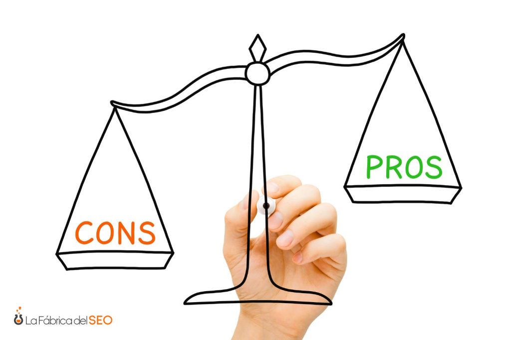 Balanza con pros y contras ilustrando ventajas e inconvenientes del SEO GEO para posicionamiento web