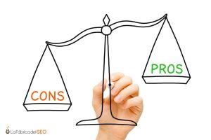 Balanza con pros y contras ilustrando ventajas e inconvenientes del SEO GEO para posicionamiento web