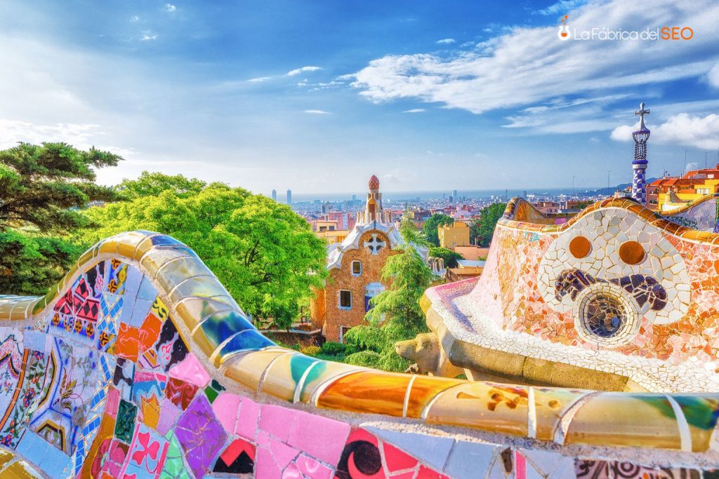 Parque Güell de Barcelona con mosaicos de colores de Gaudí y vistas panorámicas de la ciudad al fondo