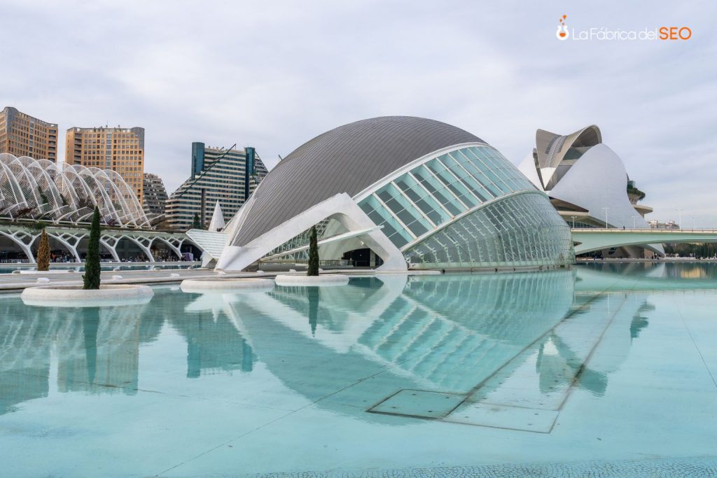 L'Hemisfèric de la Ciudad de las Artes y las Ciencias de Valencia reflejado en el lago artificial
