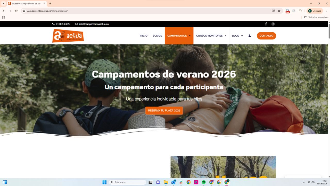 Página web de Campamentos Actua 2026 con niños de excursión en la naturaleza y menú de reserva de plaza
