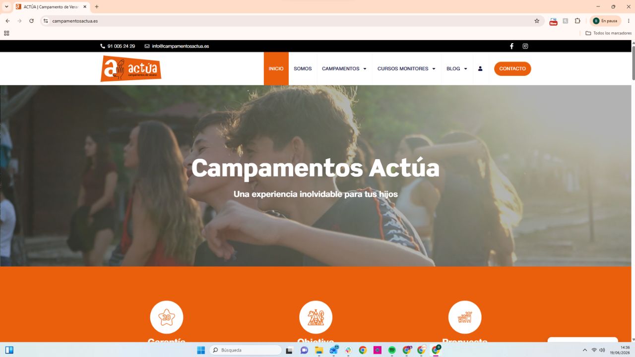 Jóvenes abrazándose en campamento de verano Actúa, experiencia inolvidable para niños y adolescentes