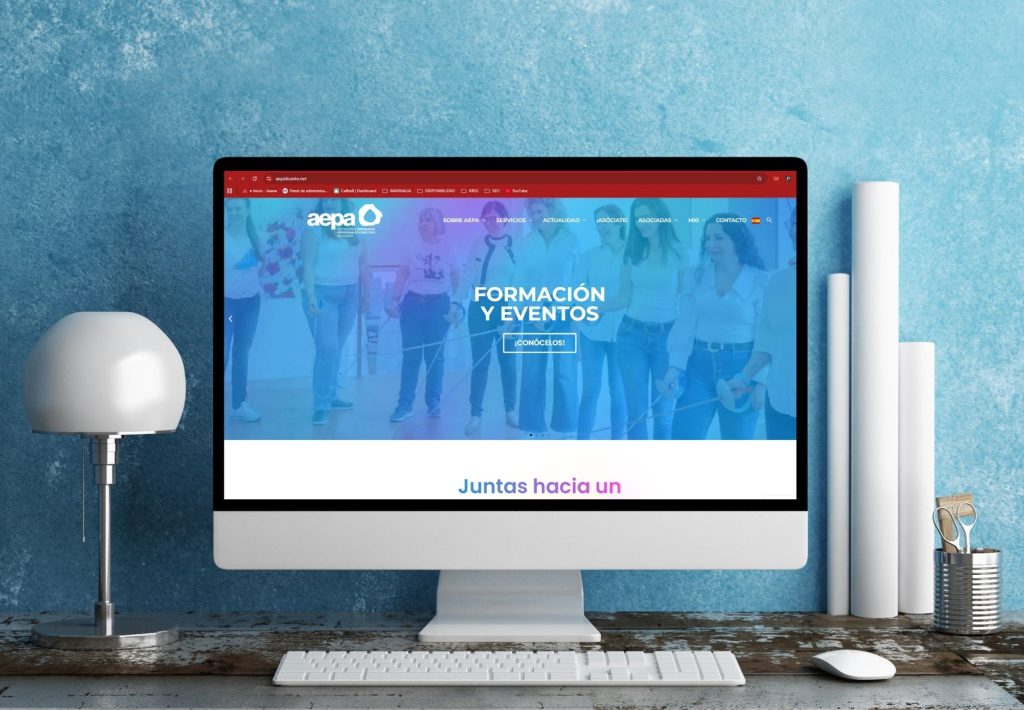 Sitio web de AEPA Alicante en pantalla de iMac mostrando sección de formación y eventos para mujeres profesionales