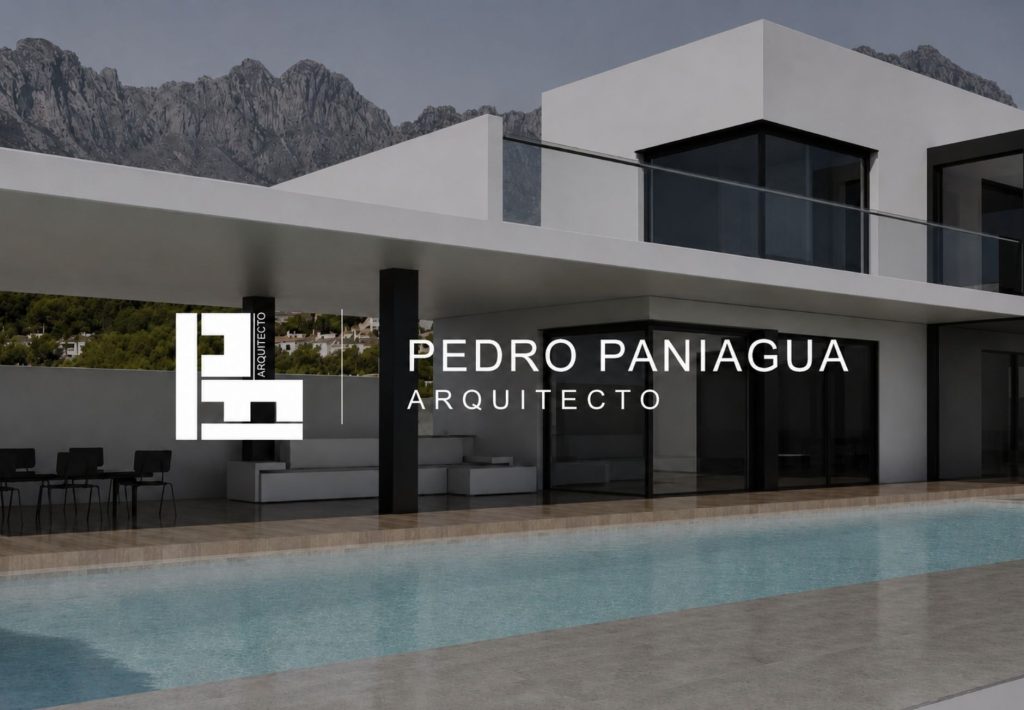 Logo de Pedro Paniagua Arquitecto sobre villa moderna minimalista con piscina y montañas al fondo
