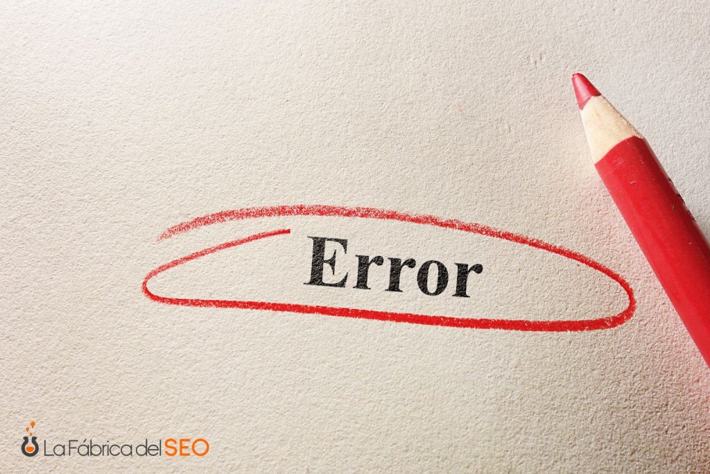 Lápiz rojo marcando la palabra "Error" con un círculo, concepto de errores SEO y optimización web