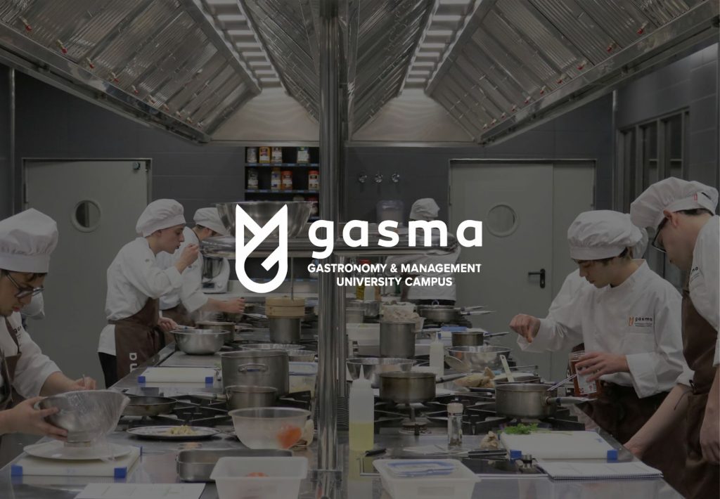 Estudiantes de gastronomía practicando en cocina profesional de GASMA, Universidad de Gastronomía y Management